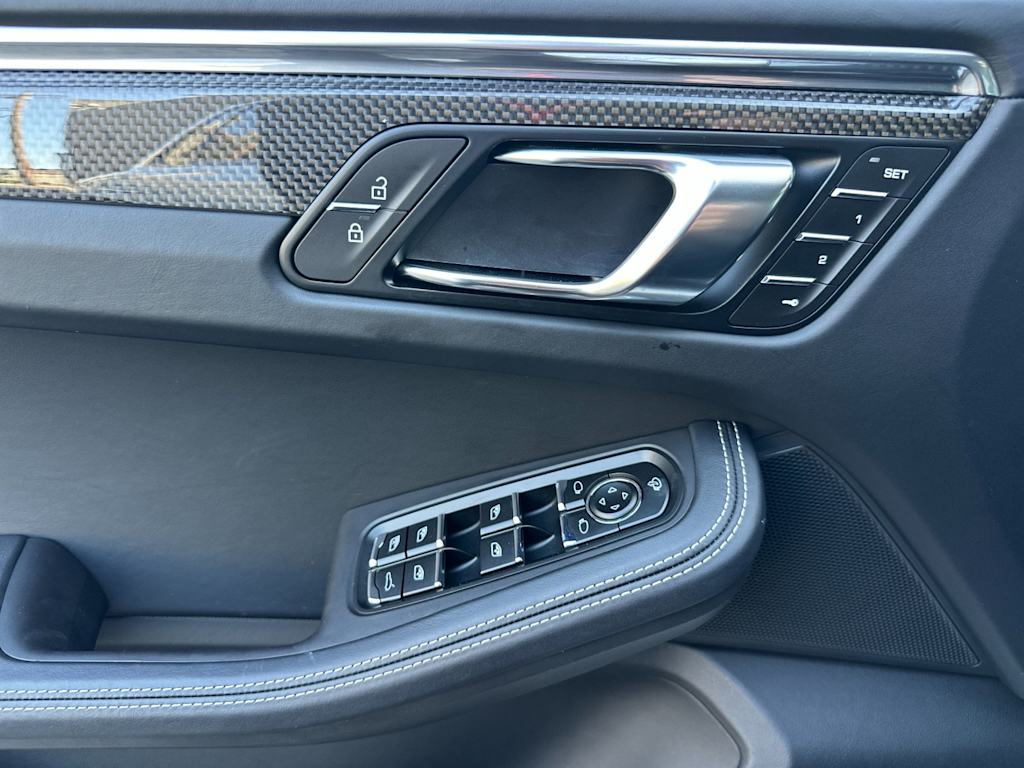 Thumbnail: 2025 Porsche Macan - 22