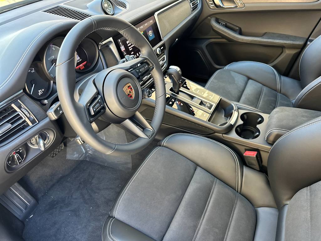 Thumbnail: 2026 Porsche Macan - 2