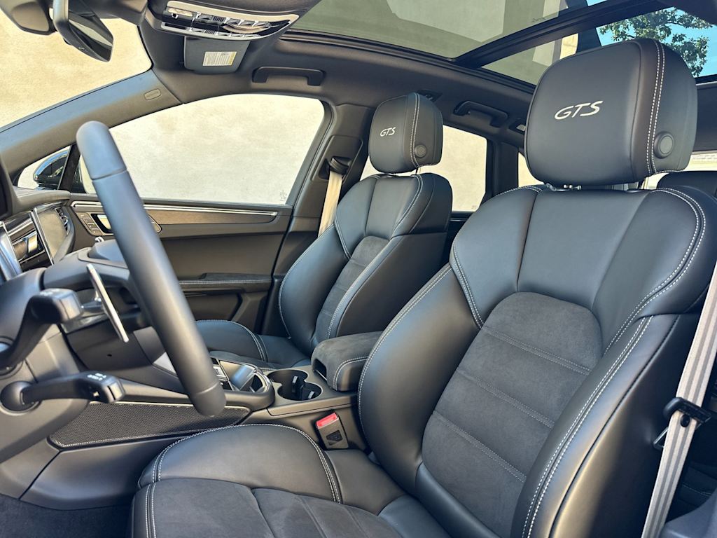 Thumbnail: 2026 Porsche Macan - 10