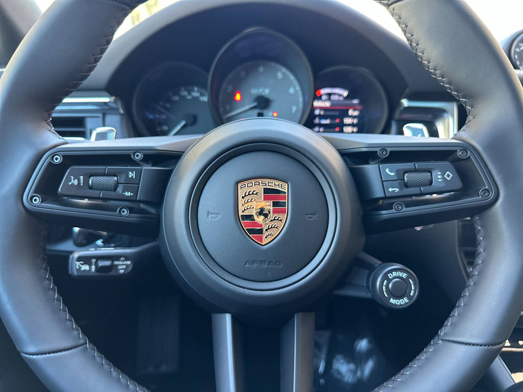 Thumbnail: 2026 Porsche Macan - 30
