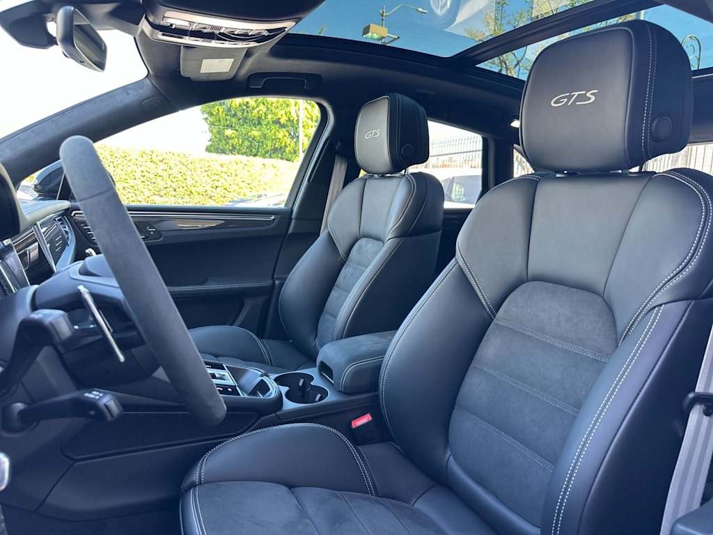 Thumbnail: 2026 Porsche Macan - 9