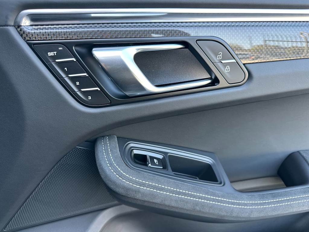 Thumbnail: 2026 Porsche Macan - 25