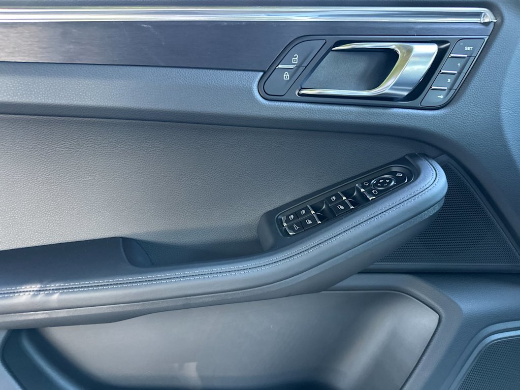 Thumbnail: 2026 Porsche Macan - 21