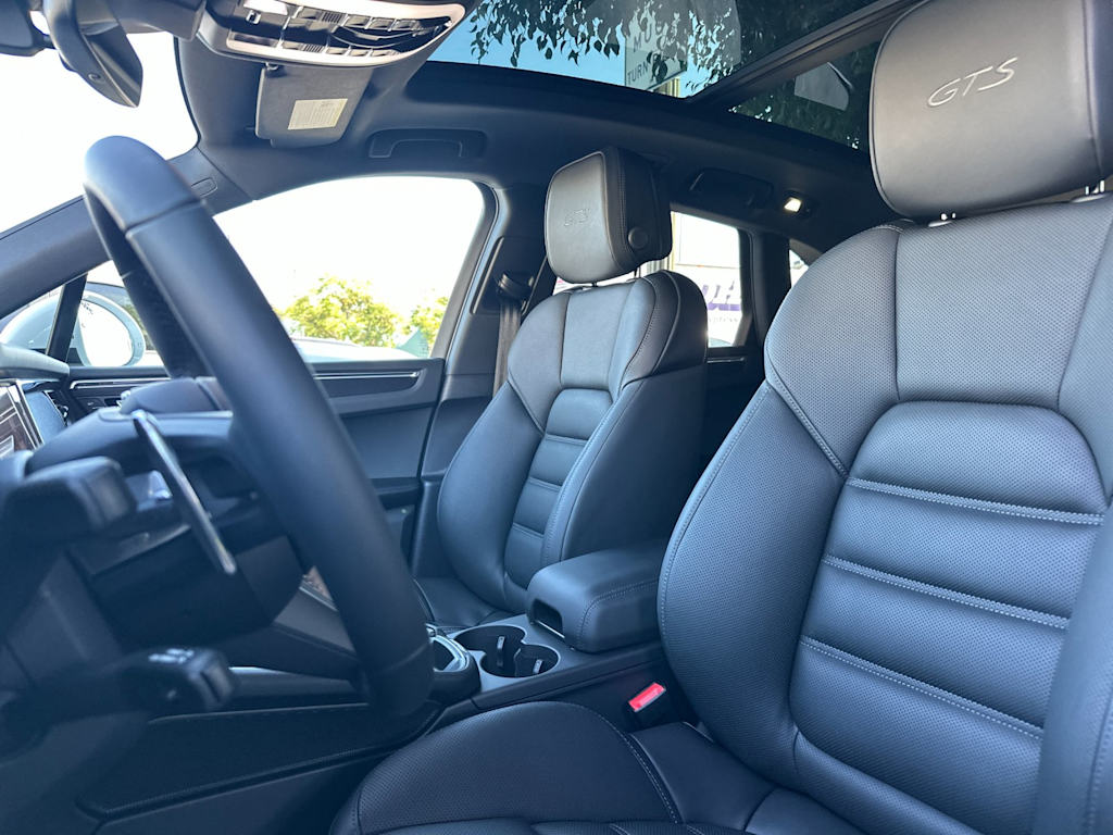 Thumbnail: 2026 Porsche Macan - 10