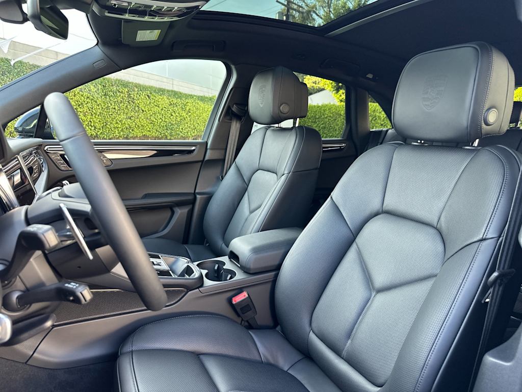 Thumbnail: 2026 Porsche Macan - 10