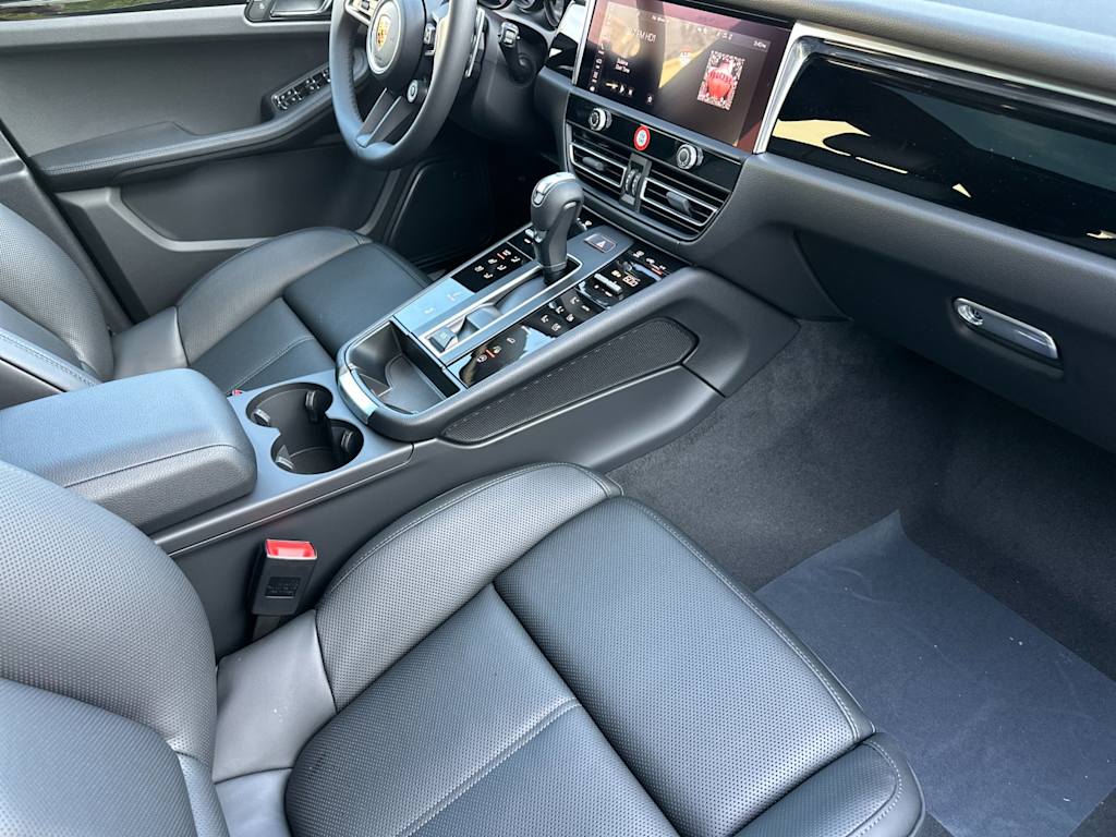 Thumbnail: 2026 Porsche Macan - 11