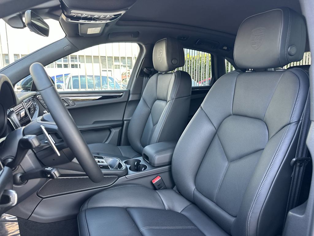 Thumbnail: 2026 Porsche Macan - 10