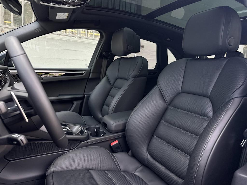 Thumbnail: 2026 Porsche Macan - 10