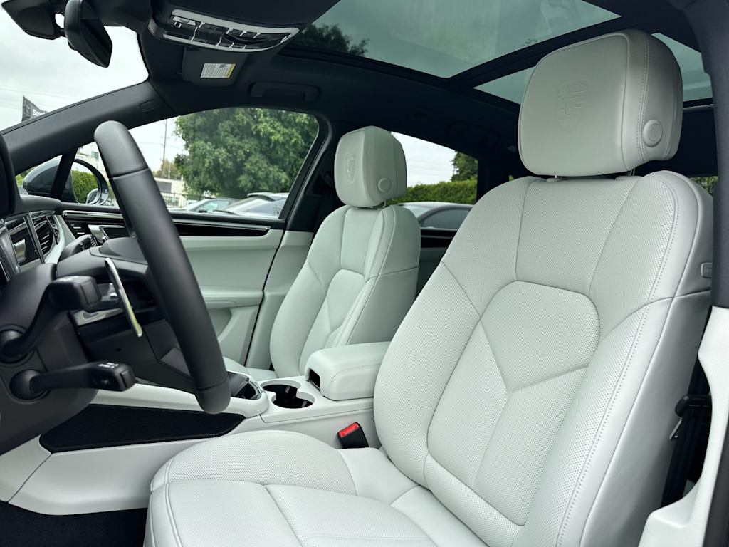 Thumbnail: 2026 Porsche Macan - 11