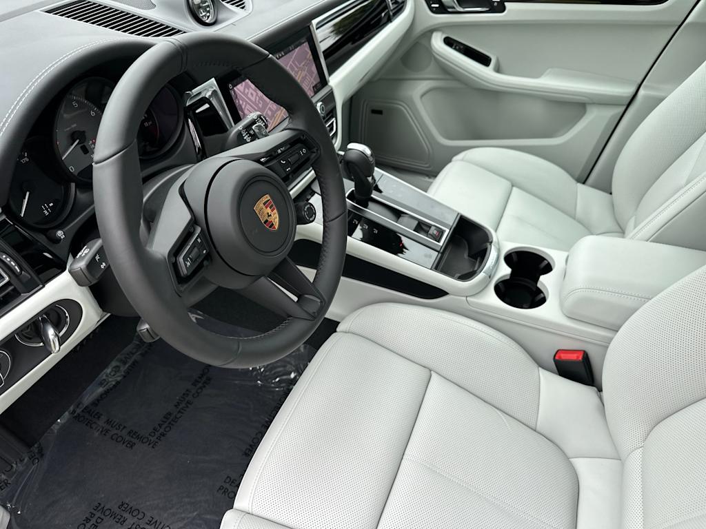 Thumbnail: 2026 Porsche Macan - 10