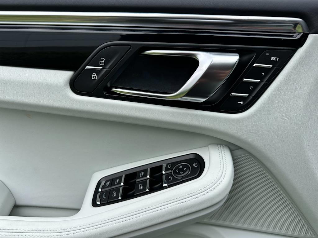 Thumbnail: 2026 Porsche Macan - 22