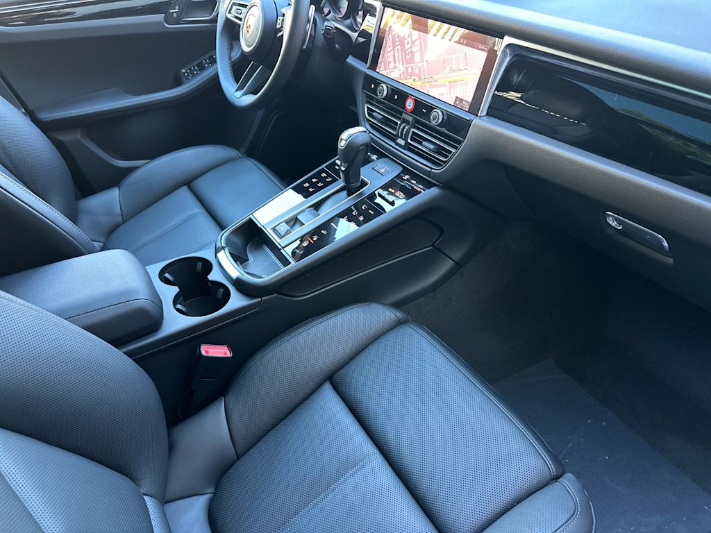 Thumbnail: 2026 Porsche Macan - 13