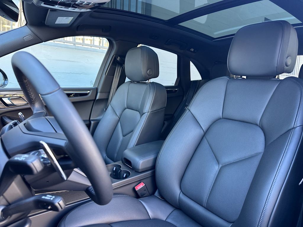 Thumbnail: 2026 Porsche Macan - 10