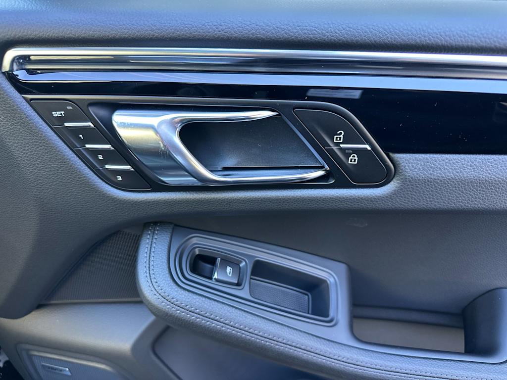 Thumbnail: 2026 Porsche Macan - 25