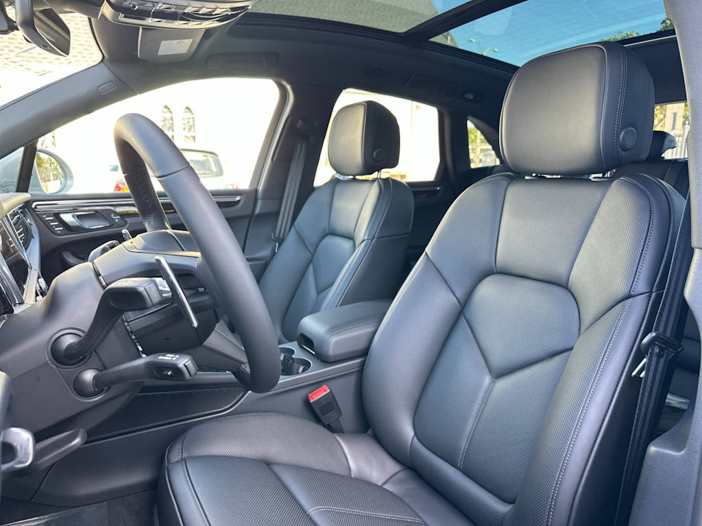 Thumbnail: 2026 Porsche Macan - 10