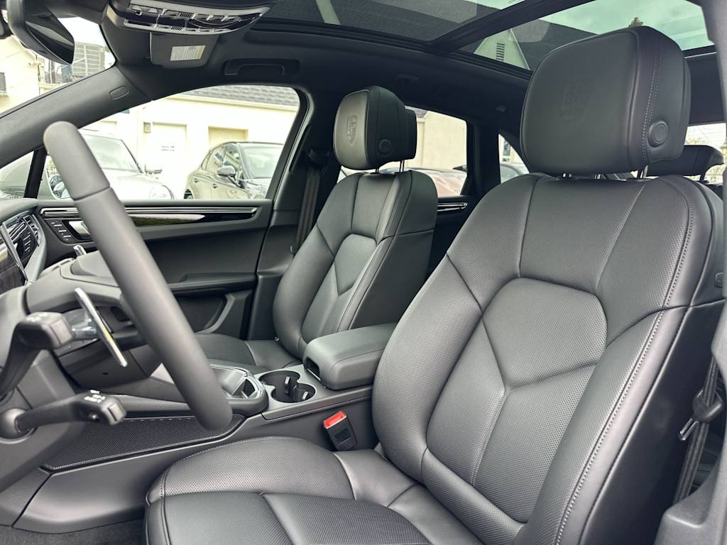 Thumbnail: 2026 Porsche Macan - 10