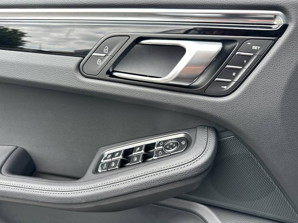 Thumbnail: 2026 Porsche Macan - 22