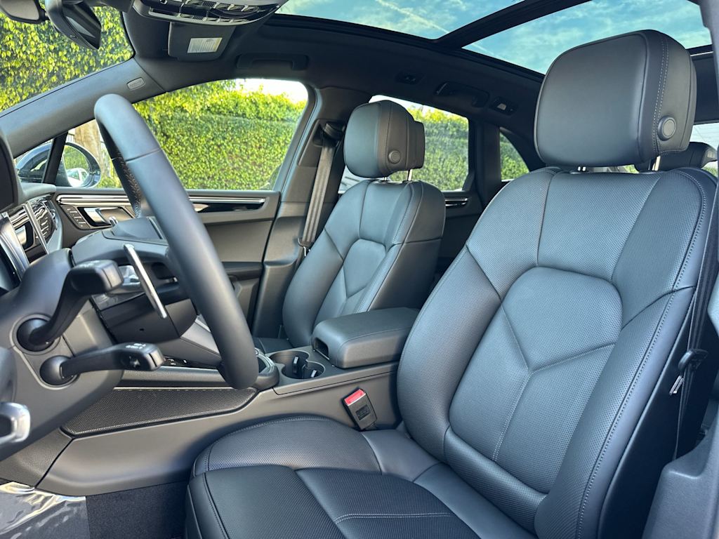 Thumbnail: 2026 Porsche Macan - 10