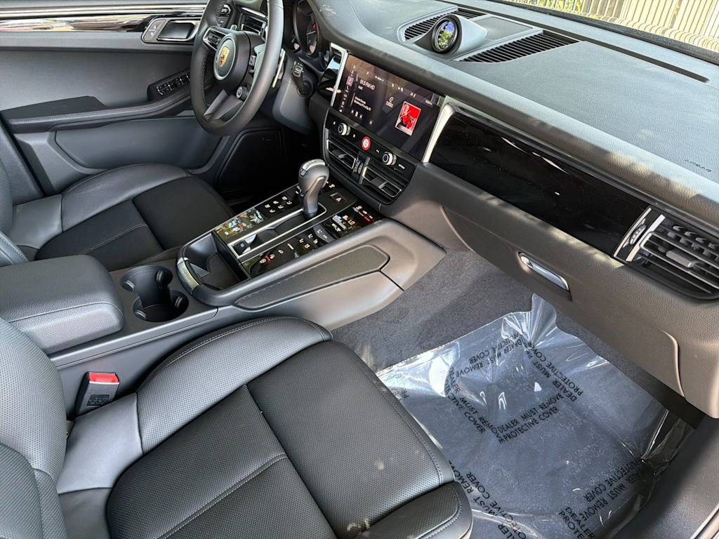 Thumbnail: 2026 Porsche Macan - 13
