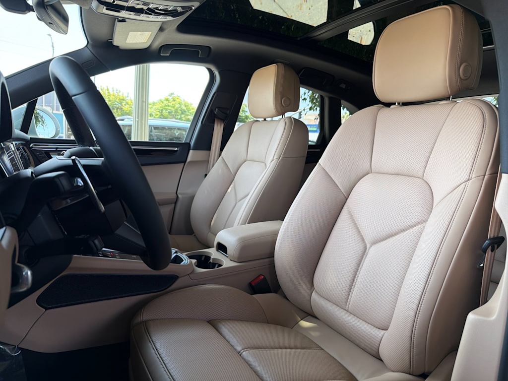 Thumbnail: 2026 Porsche Macan - 11