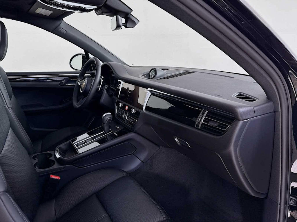 Thumbnail: 2026 Porsche Macan - 50