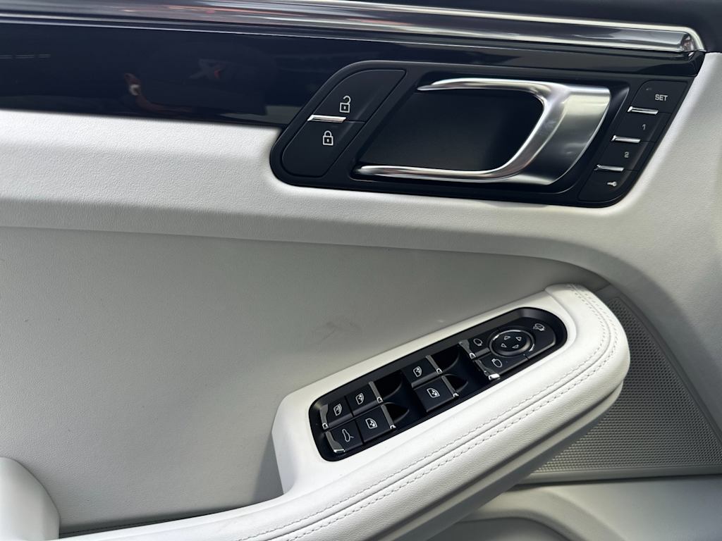 Thumbnail: 2026 Porsche Macan - 22