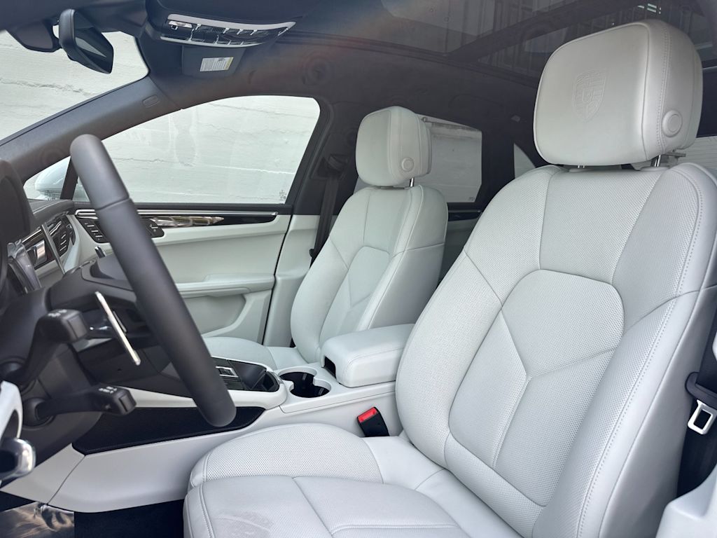Thumbnail: 2026 Porsche Macan - 11
