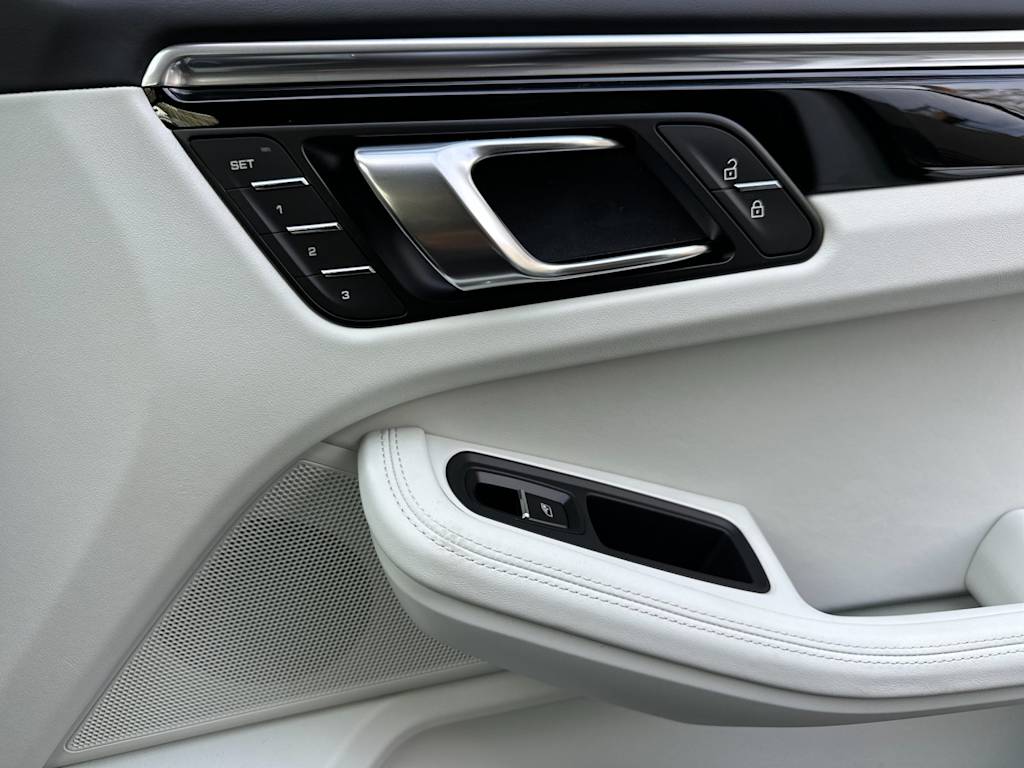 Thumbnail: 2026 Porsche Macan - 25