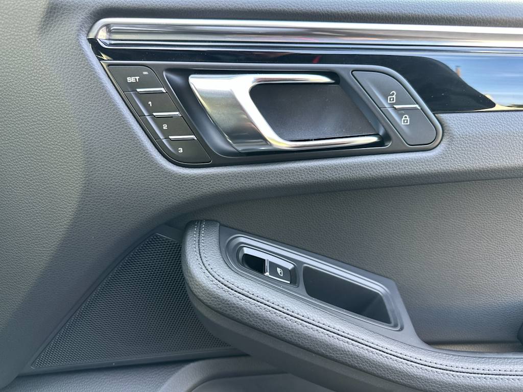 Thumbnail: 2026 Porsche Macan - 25