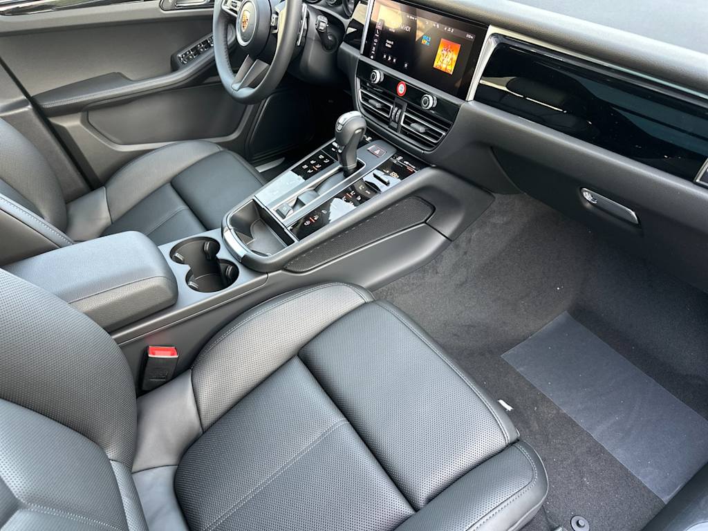 Thumbnail: 2026 Porsche Macan - 13