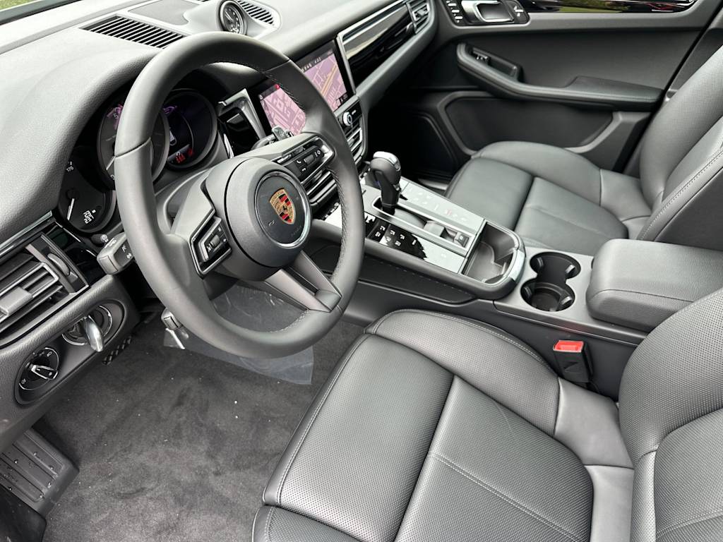 Thumbnail: 2026 Porsche Macan - 10