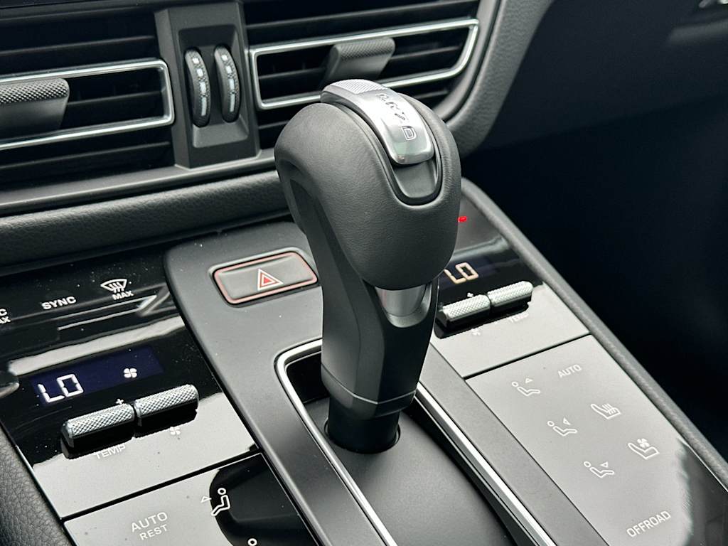 Thumbnail: 2026 Porsche Macan - 27