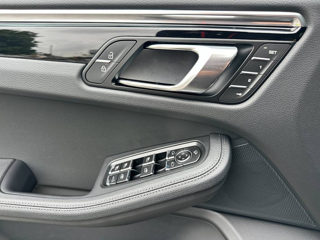 Thumbnail: 2026 Porsche Macan - 21