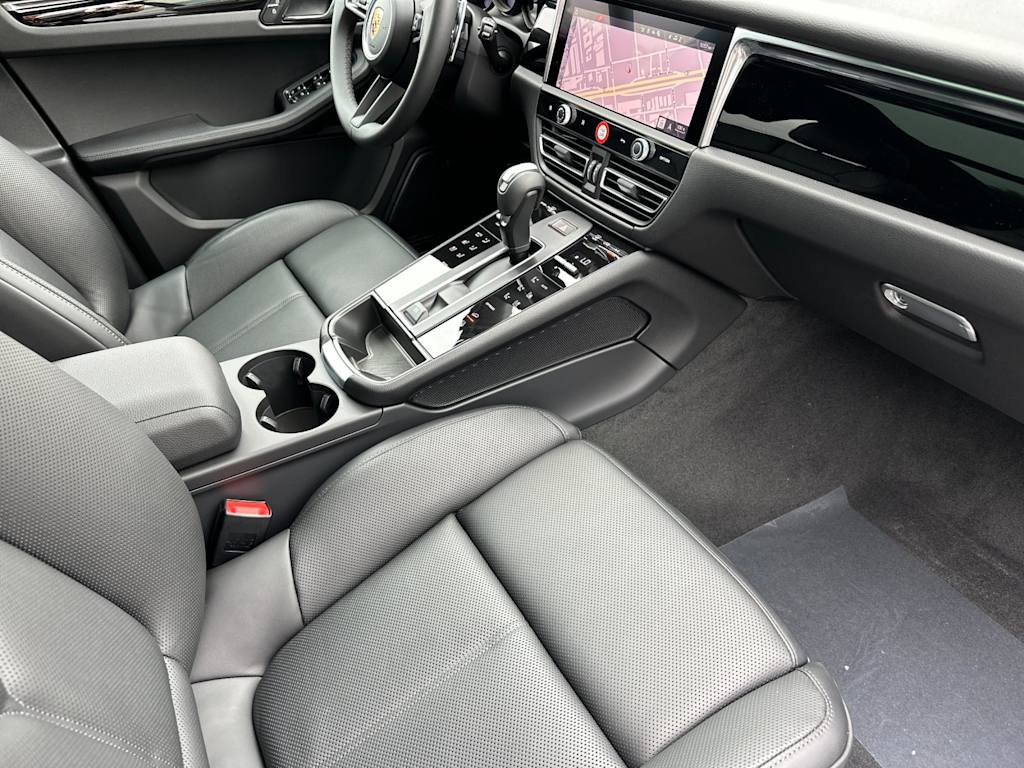 Thumbnail: 2026 Porsche Macan - 23