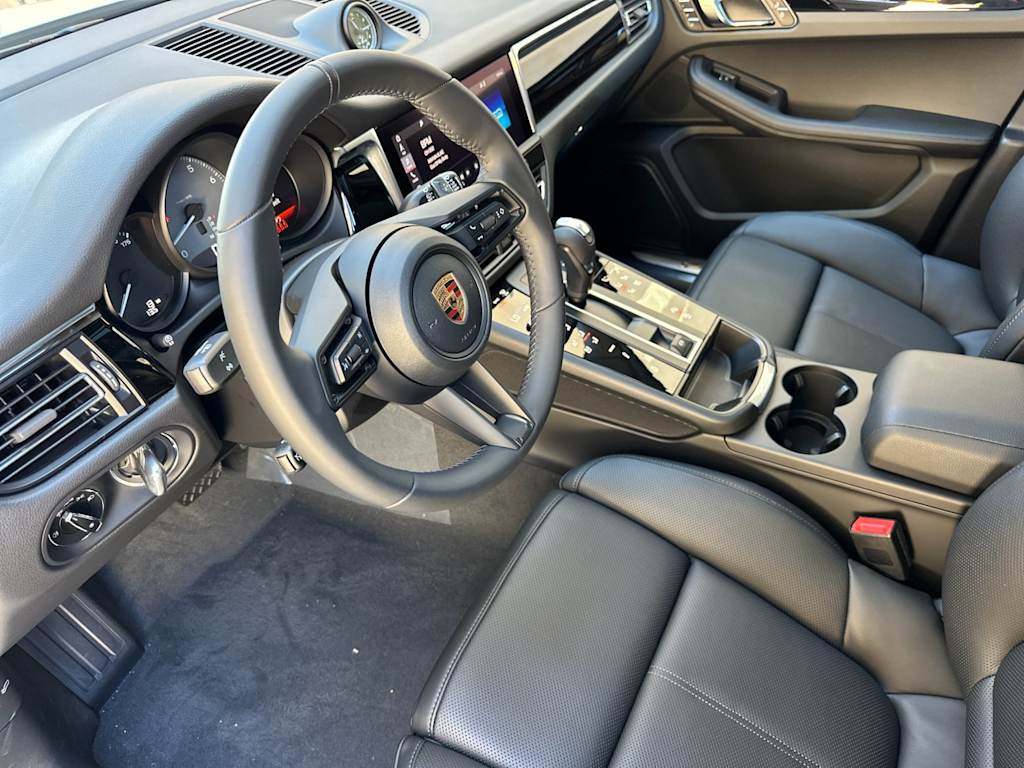 Thumbnail: 2026 Porsche Macan - 2