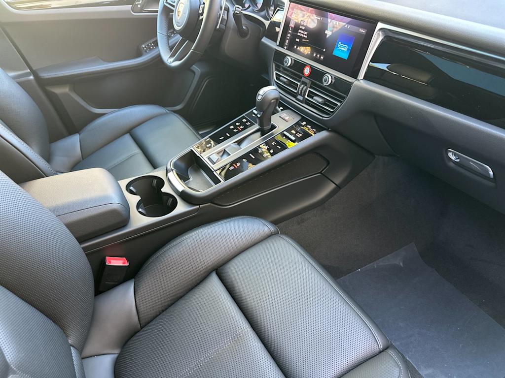 Thumbnail: 2026 Porsche Macan - 13