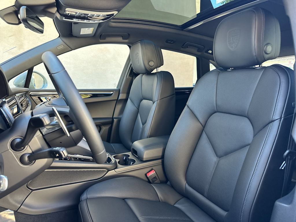 Thumbnail: 2026 Porsche Macan - 10