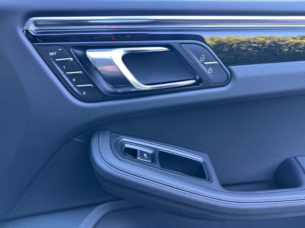 Thumbnail: 2026 Porsche Macan - 25