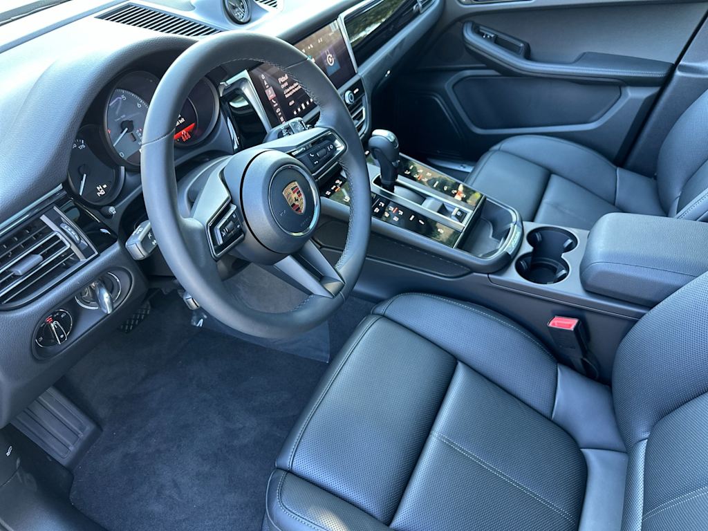 Thumbnail: 2026 Porsche Macan - 10