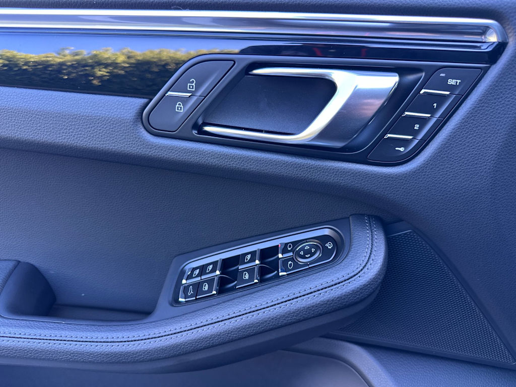 Thumbnail: 2026 Porsche Macan - 22