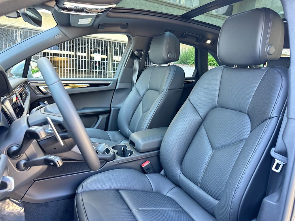 Thumbnail: 2026 Porsche Macan - 10