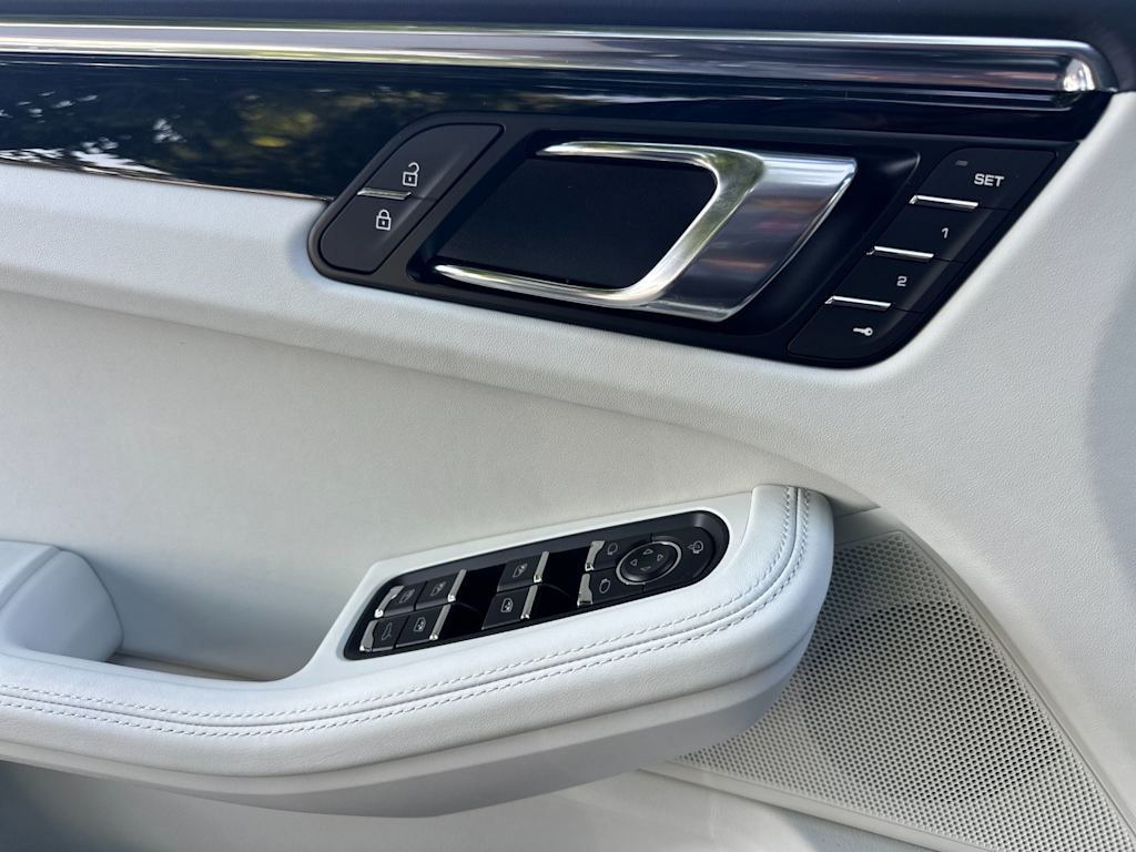 Thumbnail: 2026 Porsche Macan - 22