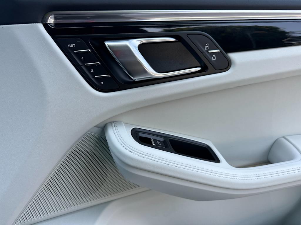 Thumbnail: 2026 Porsche Macan - 25