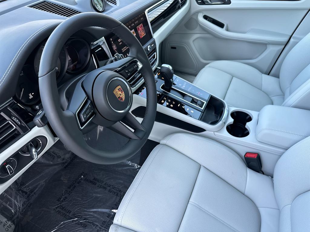 Thumbnail: 2026 Porsche Macan - 10