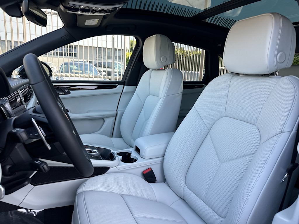 Thumbnail: 2026 Porsche Macan - 11