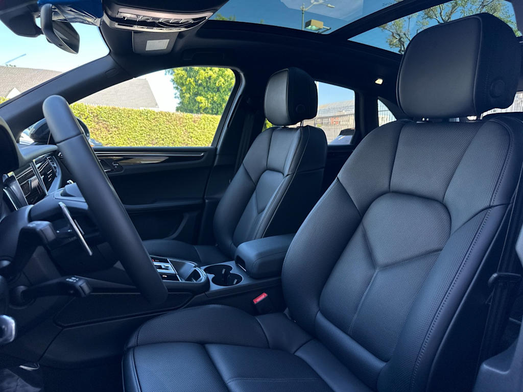 Thumbnail: 2026 Porsche Macan - 9
