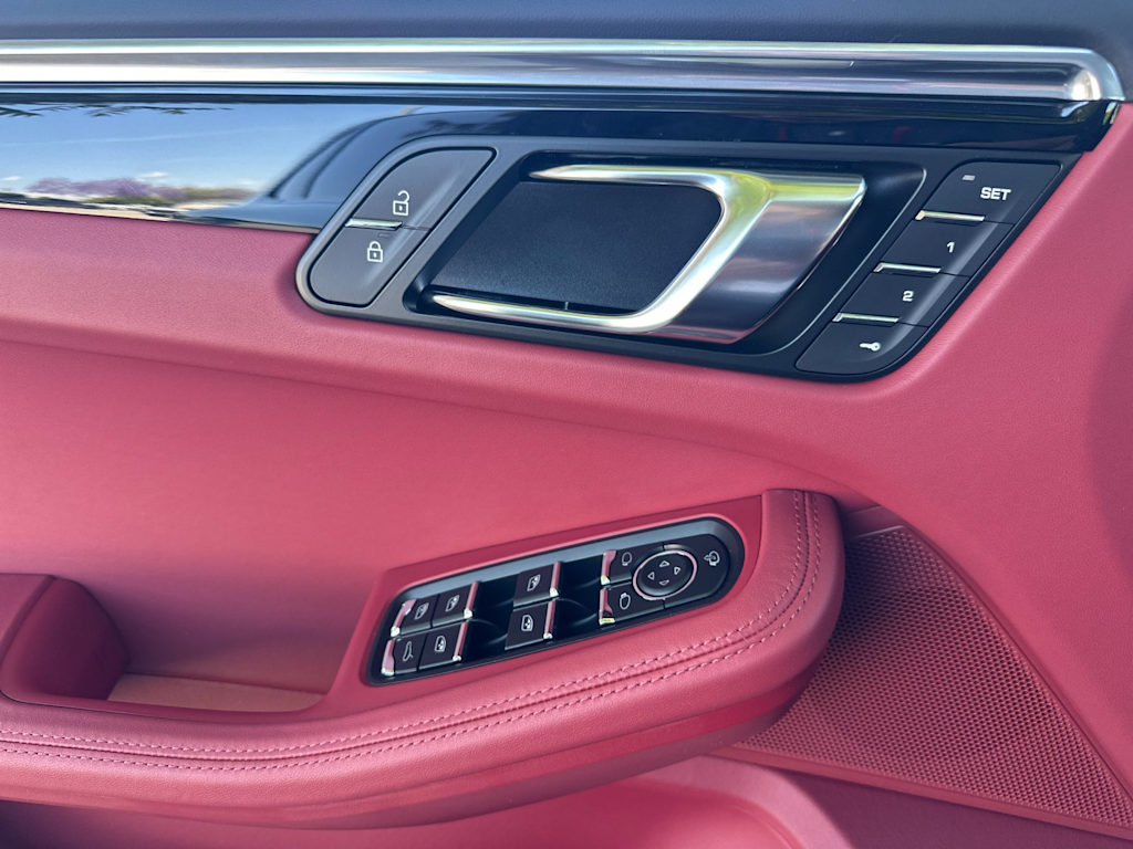 Thumbnail: 2026 Porsche Macan - 7