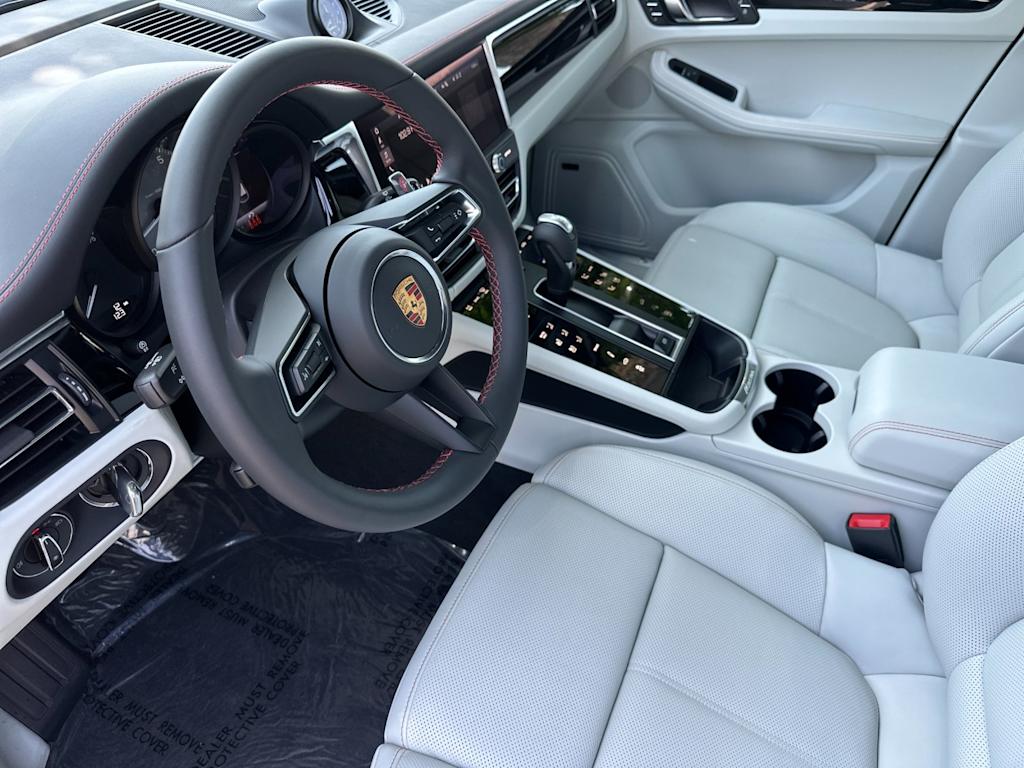 Thumbnail: 2026 Porsche Macan - 10