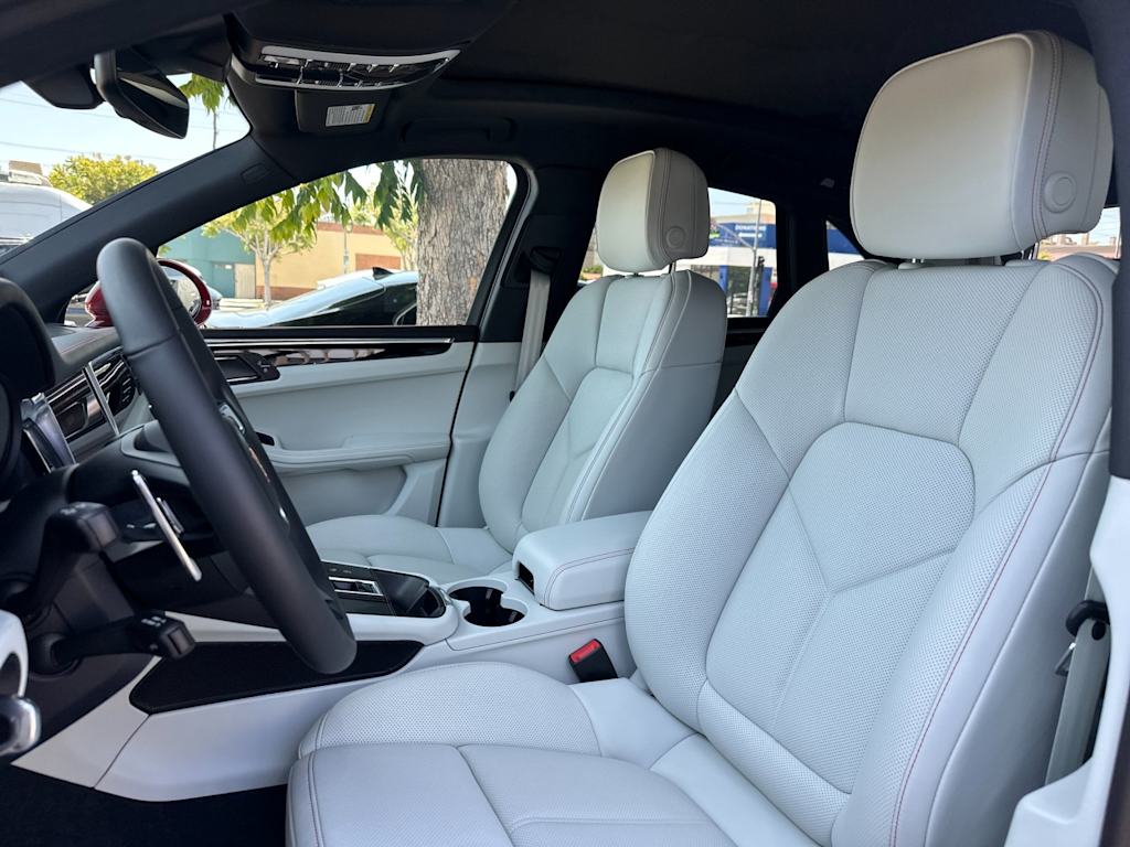 Thumbnail: 2026 Porsche Macan - 11