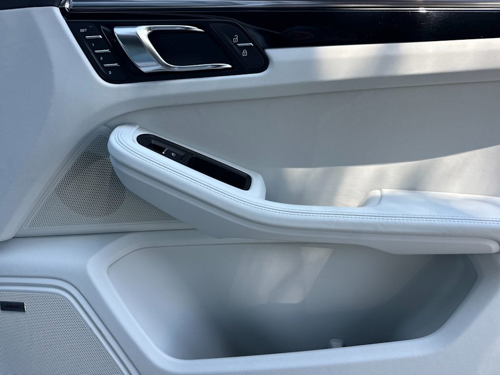 Thumbnail: 2026 Porsche Macan - 25